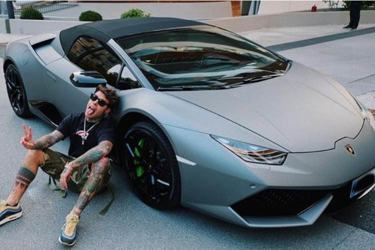 fedez lamborghini auto nuova