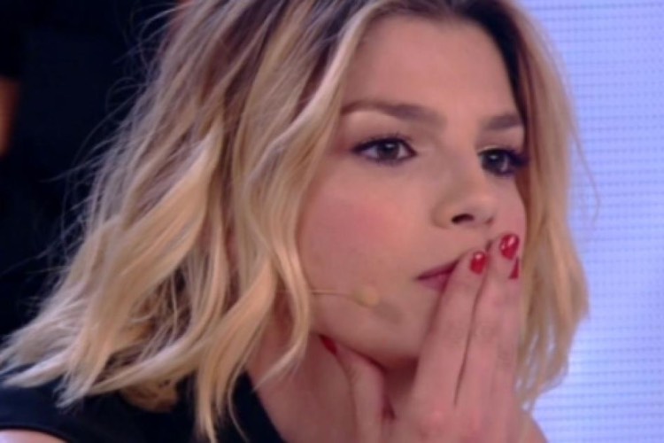 Emma Marrone cantante scoppia in lacrime 