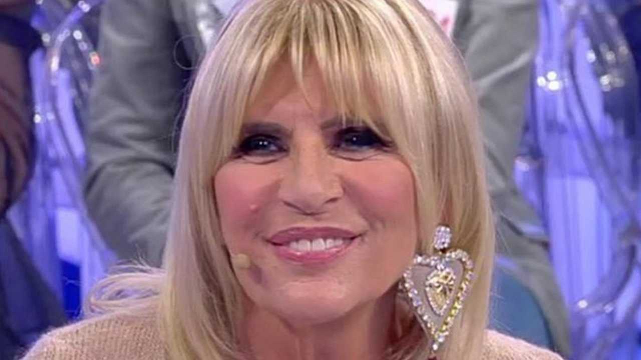 gemma sorride