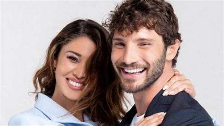 belen e stefano sorridono