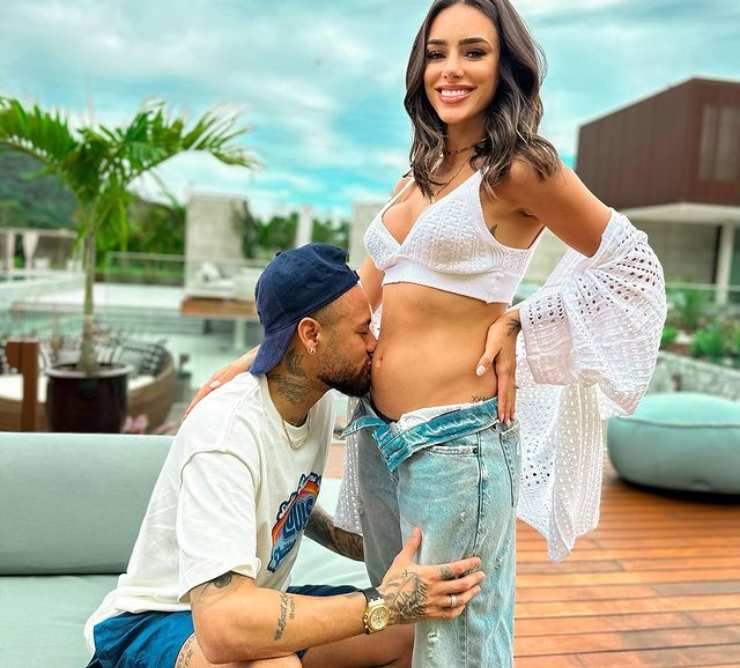 Neymar annuncia di essere in dolce attesa sui social