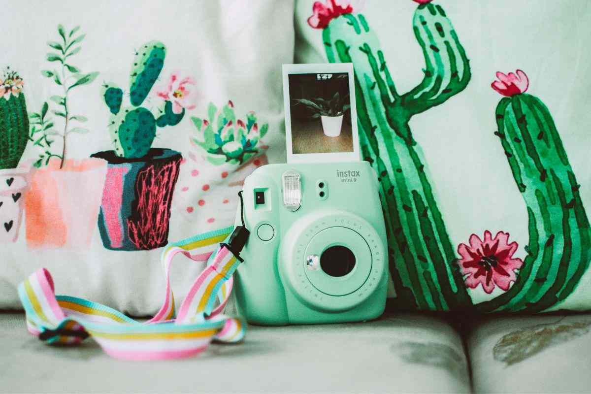 Instax PAL mano