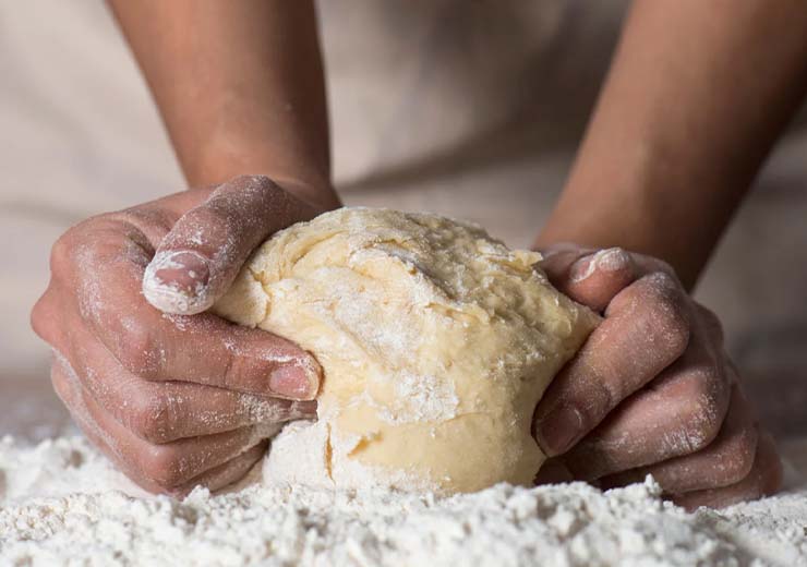 Uso dell'acqua della mozzarella per creare degli impasti