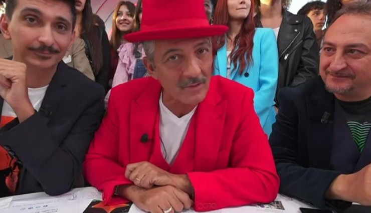 Fiorello in rosso per la prima di Viva Rai2!, ecco perché ha scelto questo colore