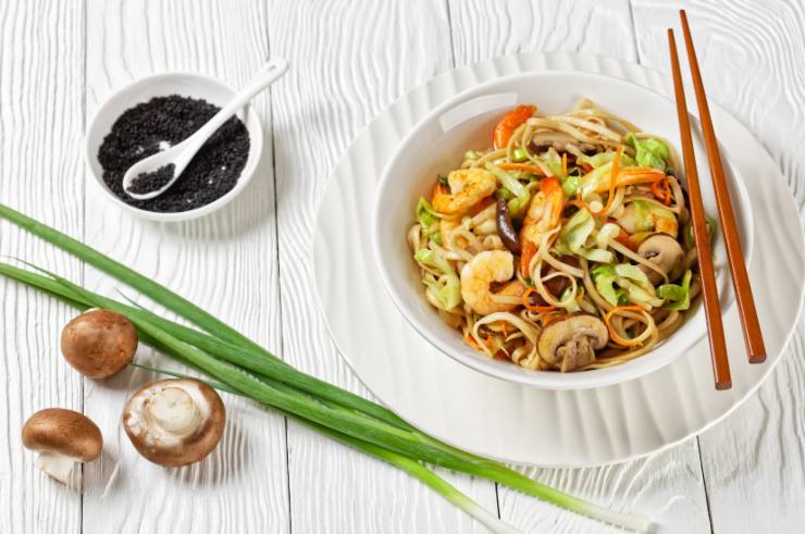 gli yaki udon si preparano con verdure e uova