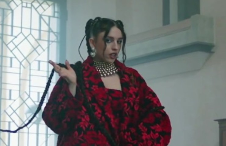 Angelina Mango nel video della sua canzone 