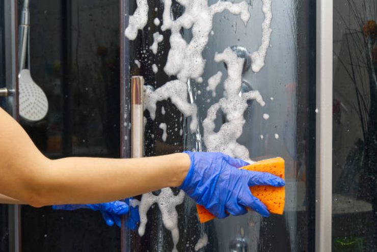 Come togliere il calcare dal vetro della doccia