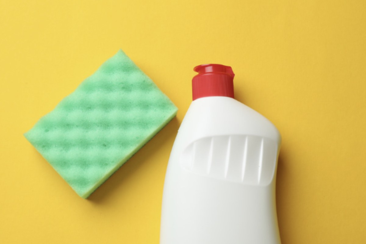 Utilizzando solo acqua, sapone per piatti e carta da cucina, si evita l’uso di prodotti chimici aggressivi che possono danneggiare la plastica o lasciare residui nocivi.