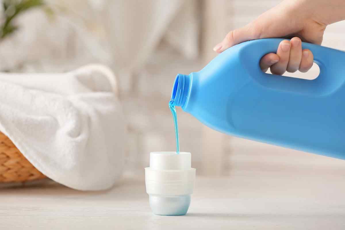 Dimentica i detersivi, bastano pochi ingredienti naturali per pulire la cucina: