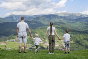 Nasce così il fenomeno della coolcation, un neologismo che unisce “cool” (fresco) e “vacation” (vacanza) e che nel 2025