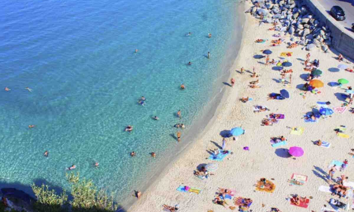 L’Italia, con i suoi oltre 7.000 chilometri di costa, offre scenari marini di straordinaria varietà, ma quali sono le regioni che vantano il mare più pulito d’Italia