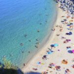 L’Italia, con i suoi oltre 7.000 chilometri di costa, offre scenari marini di straordinaria varietà, ma quali sono le regioni che vantano il mare più pulito d’Italia