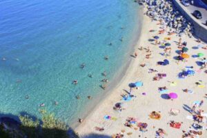 L’Italia, con i suoi oltre 7.000 chilometri di costa, offre scenari marini di straordinaria varietà, ma quali sono le regioni che vantano il mare più pulito d’Italia