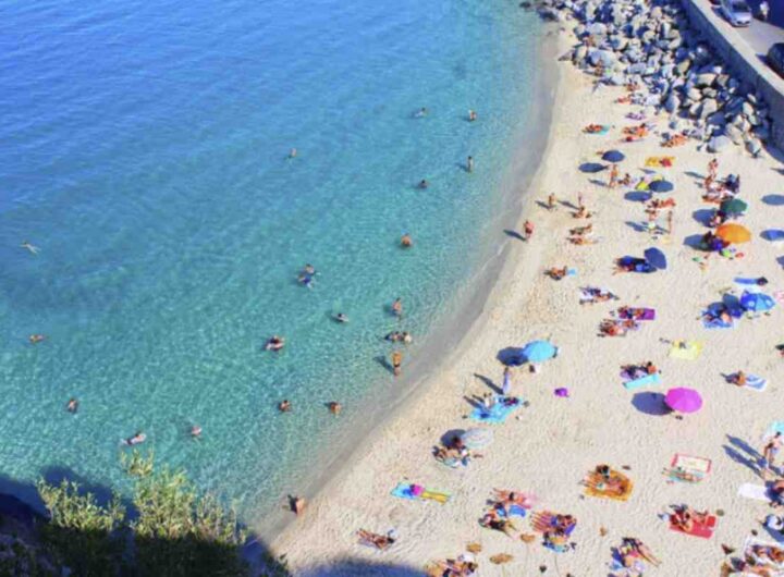 L’Italia, con i suoi oltre 7.000 chilometri di costa, offre scenari marini di straordinaria varietà, ma quali sono le regioni che vantano il mare più pulito d’Italia