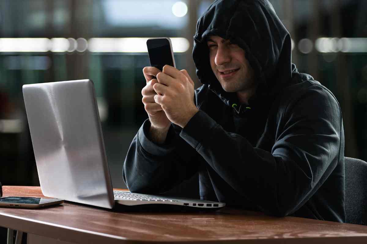 Elimina subito queste app: rubano password e dati della carta
