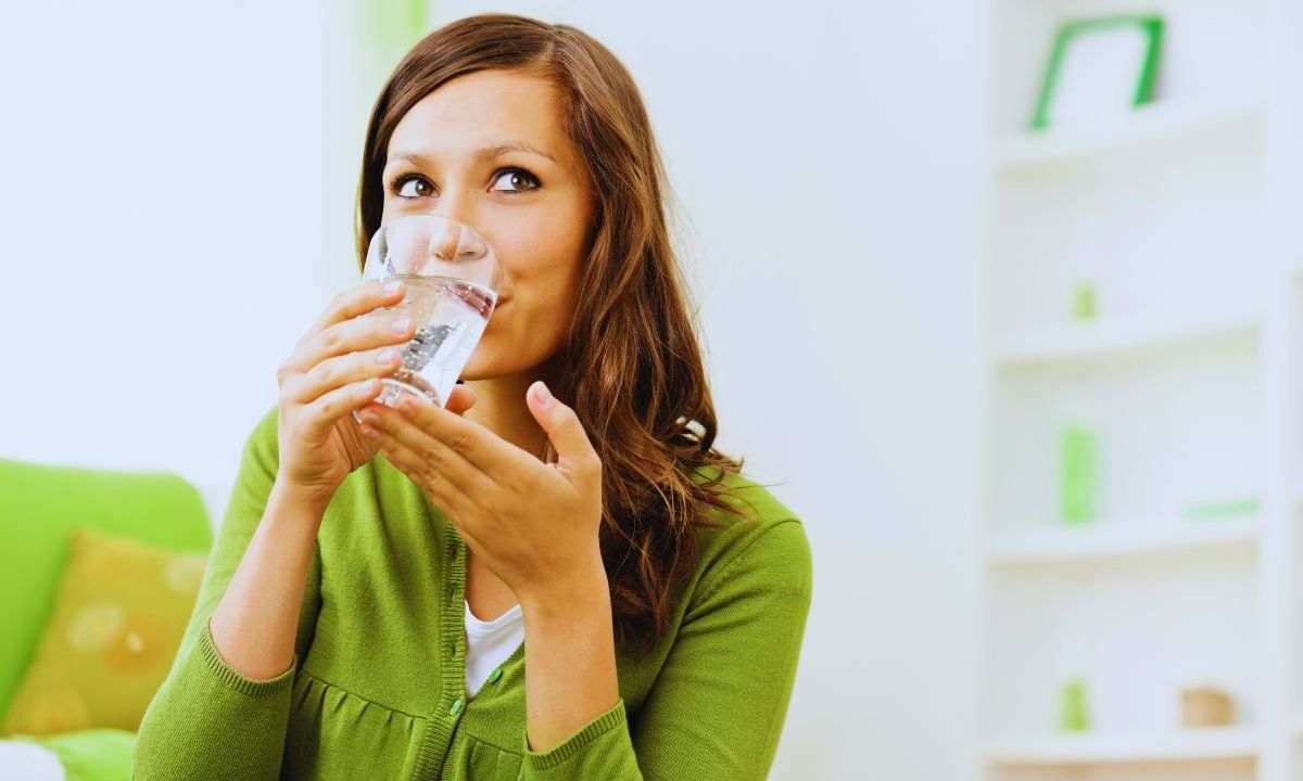 bere acqua e i benefici per la salute