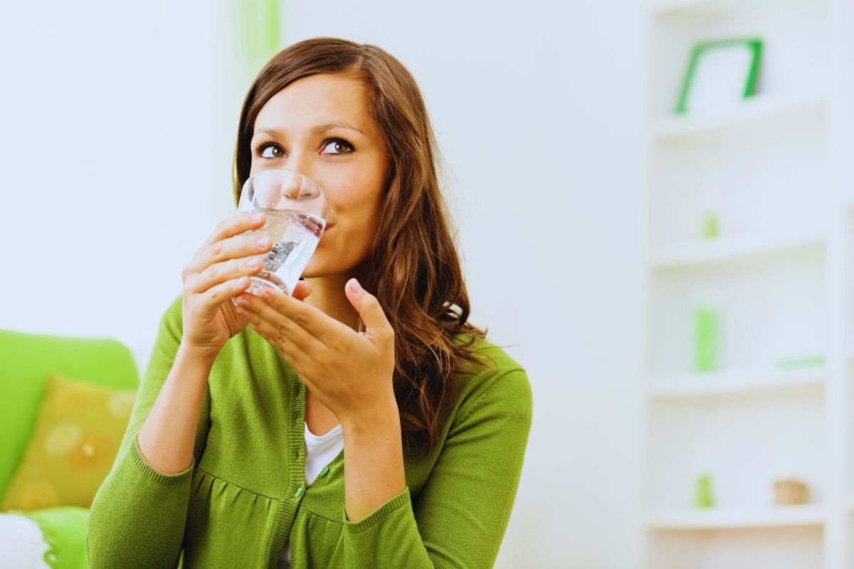 bere acqua e i benefici per la salute