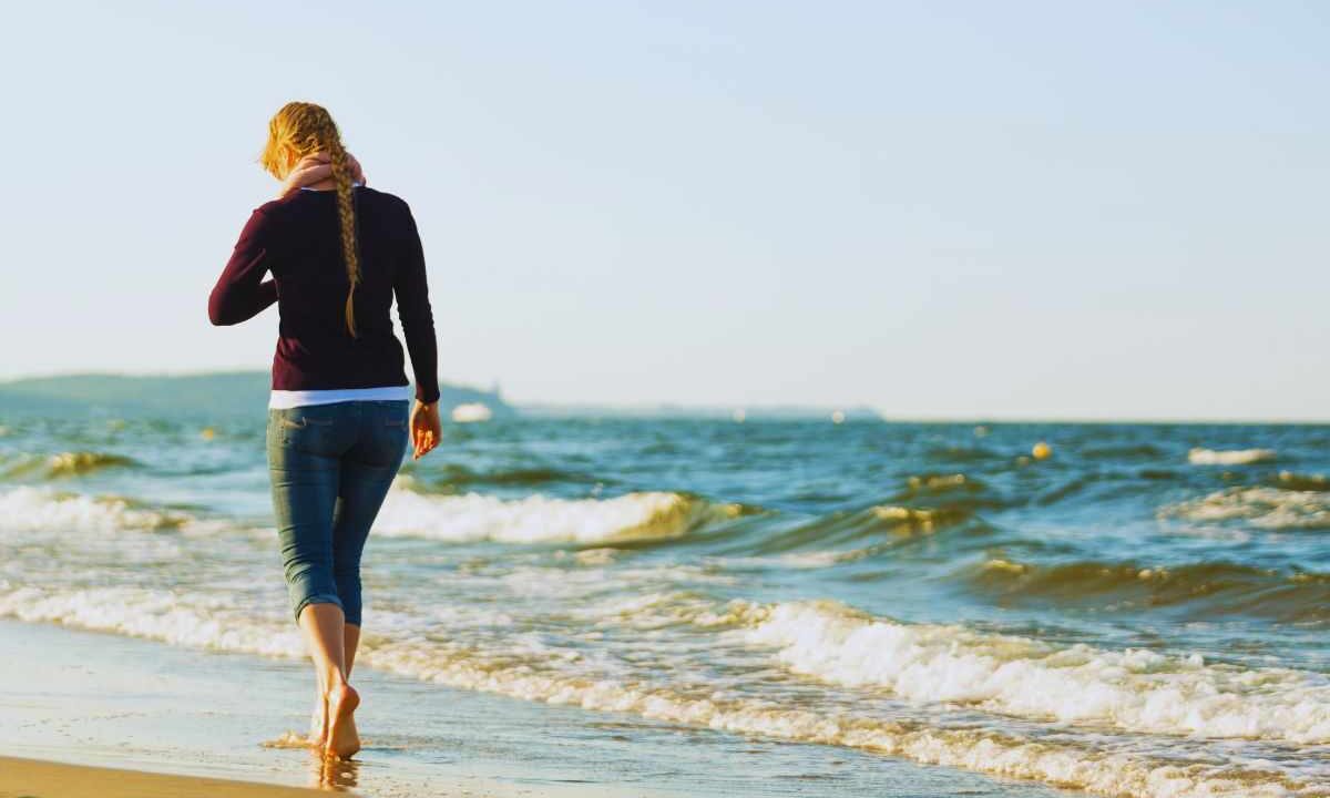 camminare sulla spiaggia: i benefici