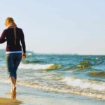camminare sulla spiaggia: i benefici