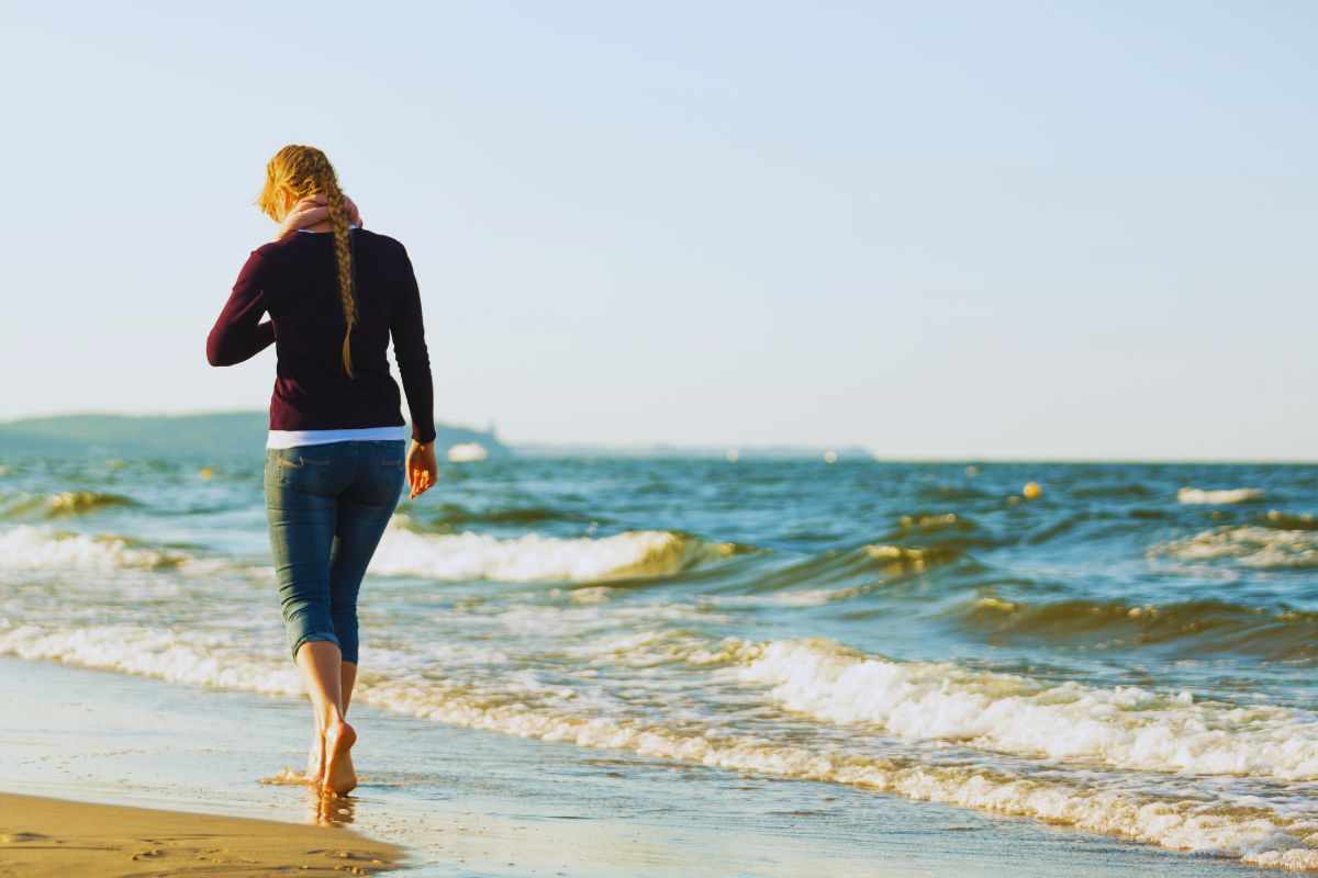 camminare sulla spiaggia: i benefici