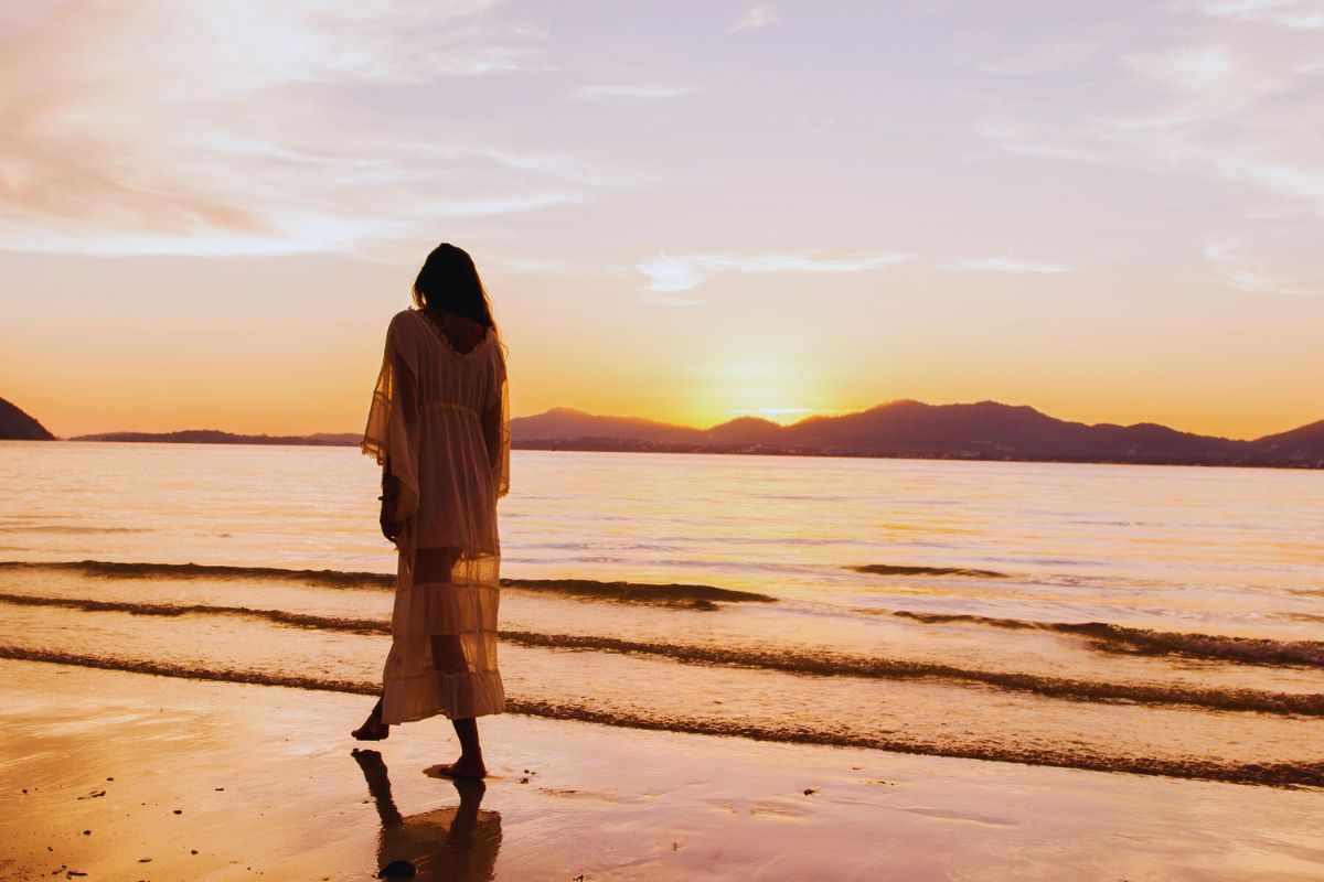 i vantaggi di camminare sulla spiaggia