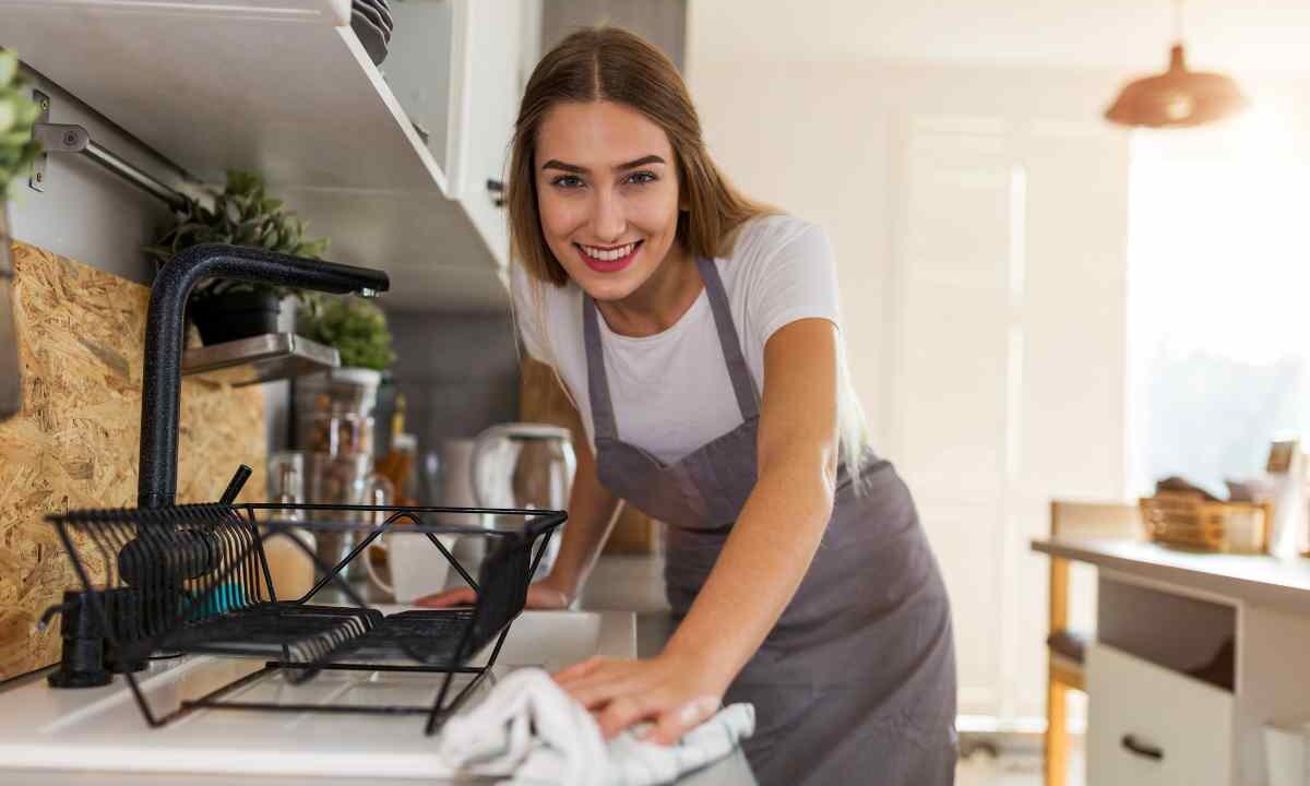 Il trucco dell’esperta per un piano cucina senza macchie?