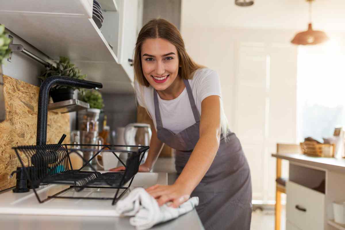 Il trucco dell’esperta per un piano cucina senza macchie?