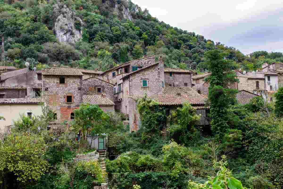 Un borgo adagiato sulle piscine naturali: questo posto è un sogno