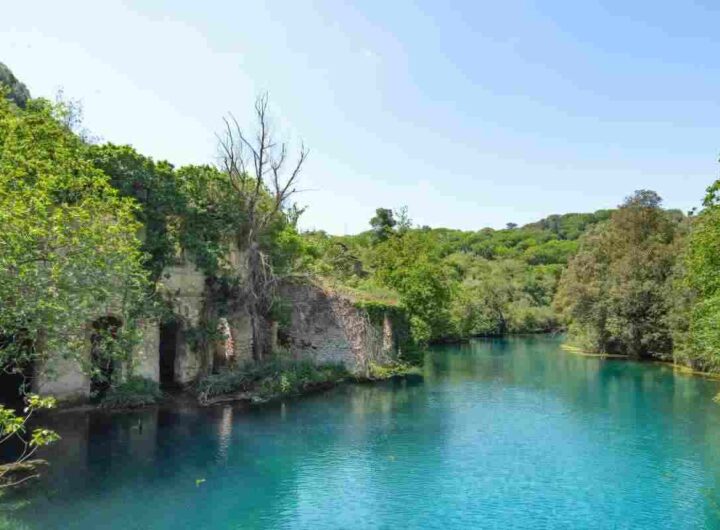 Un borgo adagiato sulle piscine naturali: questo posto è un sogno, i dettagli