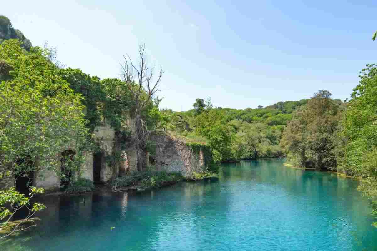 Un borgo adagiato sulle piscine naturali: questo posto è un sogno, i dettagli