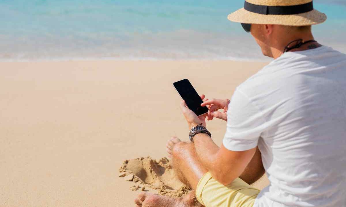 In vacanza sempre connessi, ma internet e chiamate costano caro, ecco di che si tratta
