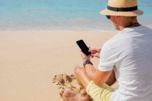 In vacanza sempre connessi, ma internet e chiamate costano caro, ecco di che si tratta