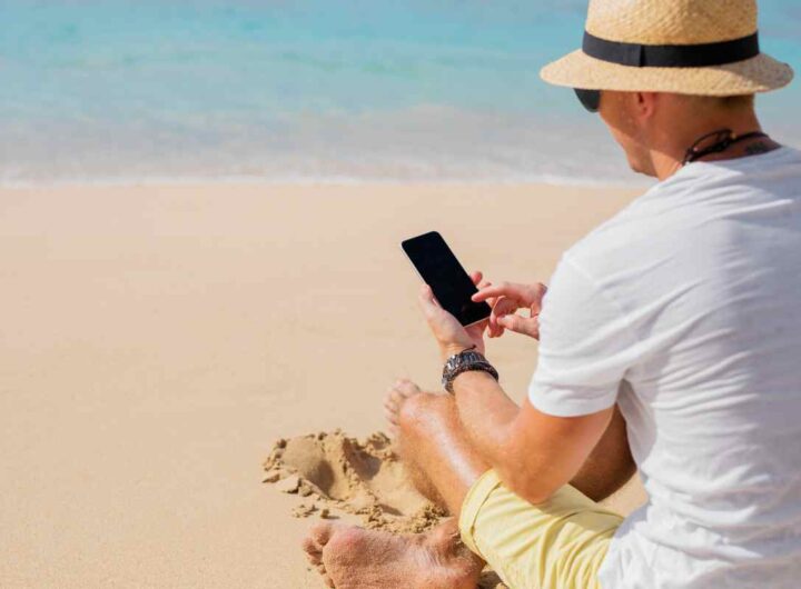 In vacanza sempre connessi, ma internet e chiamate costano caro, ecco di che si tratta