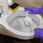 Allarme batteri in bagno, milioni escono dal WC e dal lavandino col caldo
