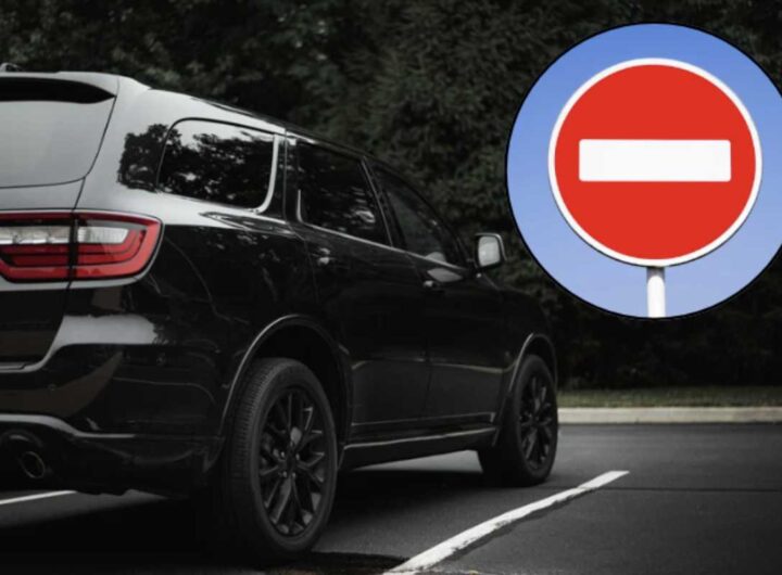 Tra le più temute conseguenze di una sosta non regolare vi è la rimozione forzata del veicolo da parte della polizia locale.