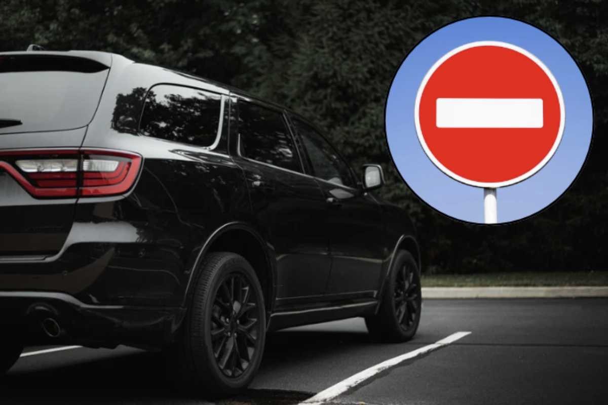 Tra le più temute conseguenze di una sosta non regolare vi è la rimozione forzata del veicolo da parte della polizia locale.