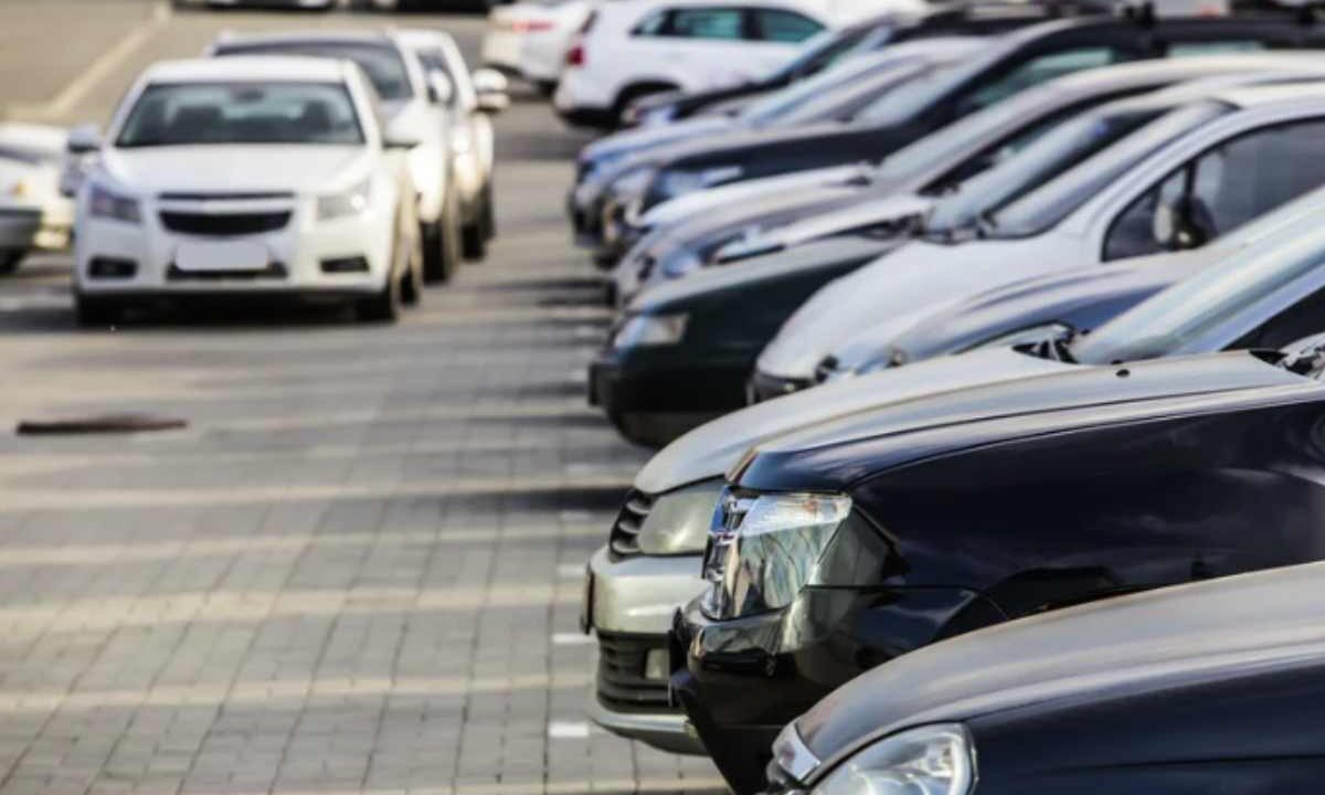 Non tutti sanno che esistono situazioni in cui sostare in doppia fila non solo è tollerato, ma previsto dal Codice della Strada italiano.