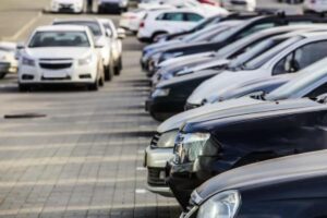 Non tutti sanno che esistono situazioni in cui sostare in doppia fila non solo è tollerato, ma previsto dal Codice della Strada italiano.