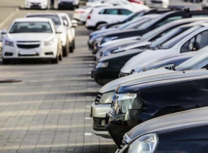 Non tutti sanno che esistono situazioni in cui sostare in doppia fila non solo è tollerato, ma previsto dal Codice della Strada italiano.