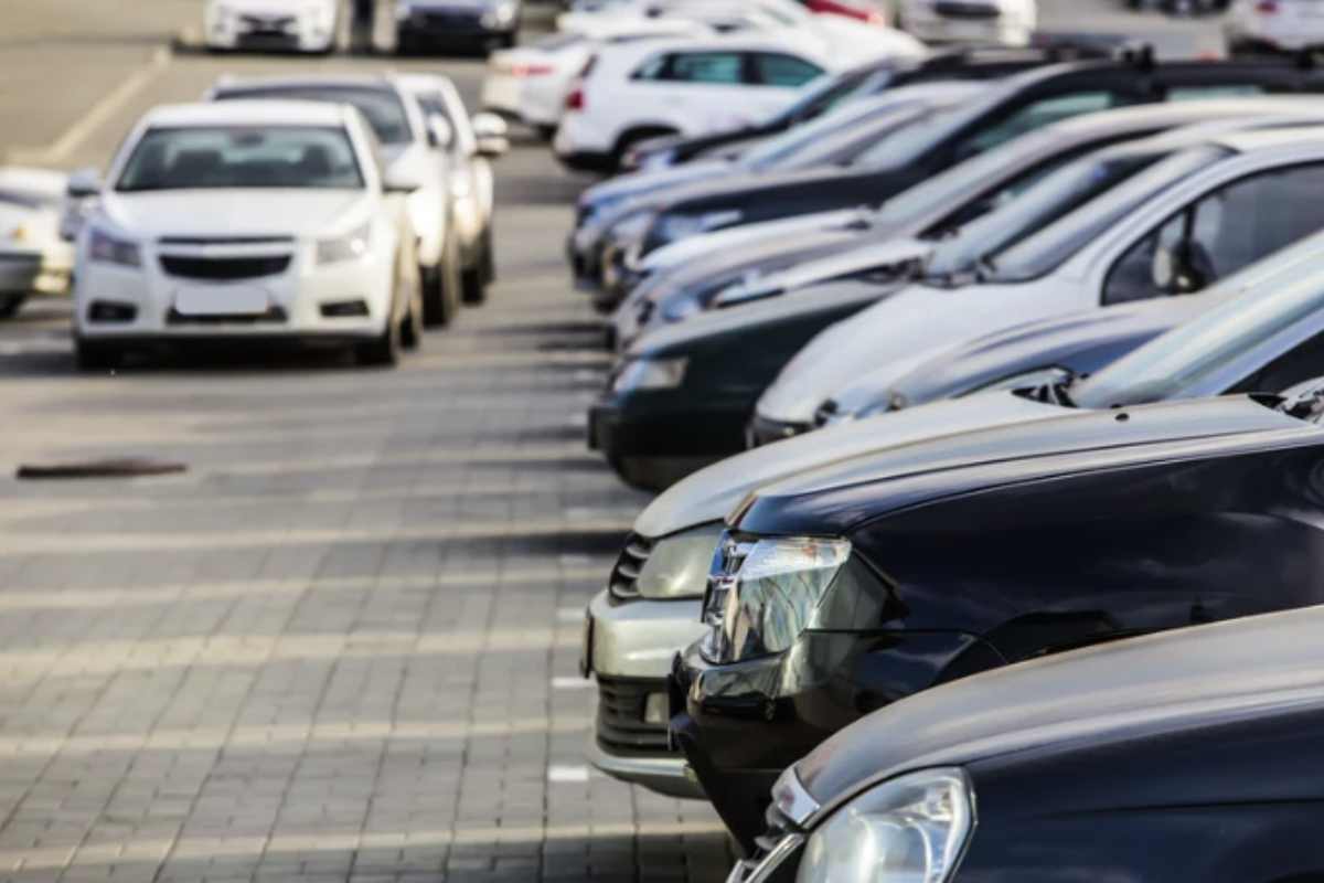 Non tutti sanno che esistono situazioni in cui sostare in doppia fila non solo è tollerato, ma previsto dal Codice della Strada italiano.