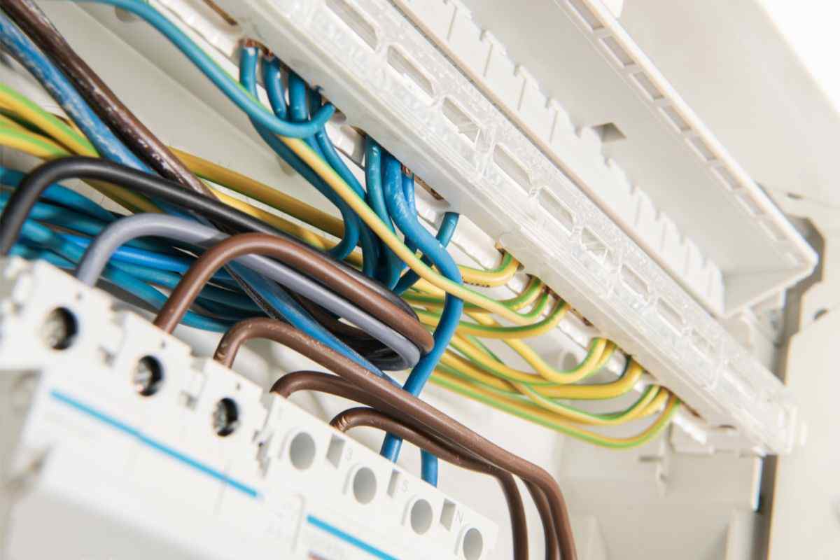 Non toccare mai i cavi elettrici se non conosci il significato dei colori
