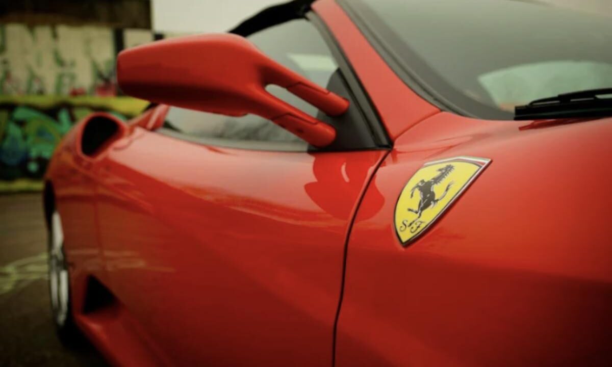 La LaFerrari, presentata nel 2013 al Salone di Ginevra e prodotta in soli 499 esemplari, rappresenta una pietra miliare nella storia delle hypercar italiane.