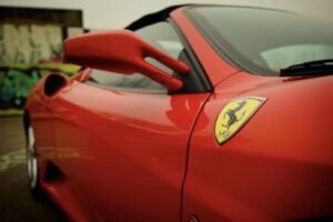 La LaFerrari, presentata nel 2013 al Salone di Ginevra e prodotta in soli 499 esemplari, rappresenta una pietra miliare nella storia delle hypercar italiane.