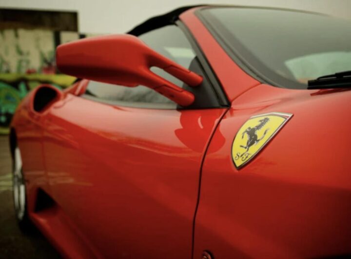 La LaFerrari, presentata nel 2013 al Salone di Ginevra e prodotta in soli 499 esemplari, rappresenta una pietra miliare nella storia delle hypercar italiane.
