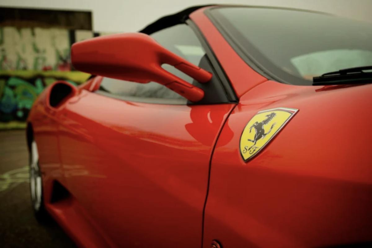La LaFerrari, presentata nel 2013 al Salone di Ginevra e prodotta in soli 499 esemplari, rappresenta una pietra miliare nella storia delle hypercar italiane.