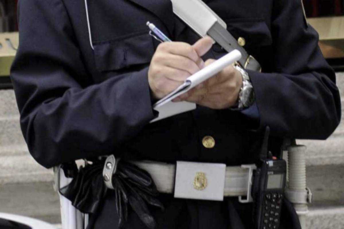 La polizia locale svolge un ruolo chiave nella gestione dell’ordine pubblico e della sicurezza urbana, includendo il controllo del rispetto delle norme del Codice della Strada.