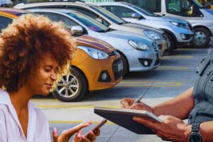 chiama i vigili per un parcheggio e viene multata