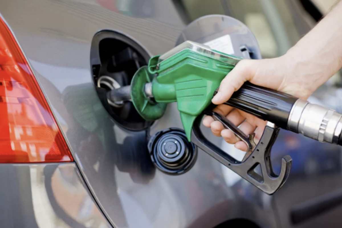 Oltre a scegliere l’orario giusto per fare benzina, vi sono altre accortezze utili per contenere la spesa