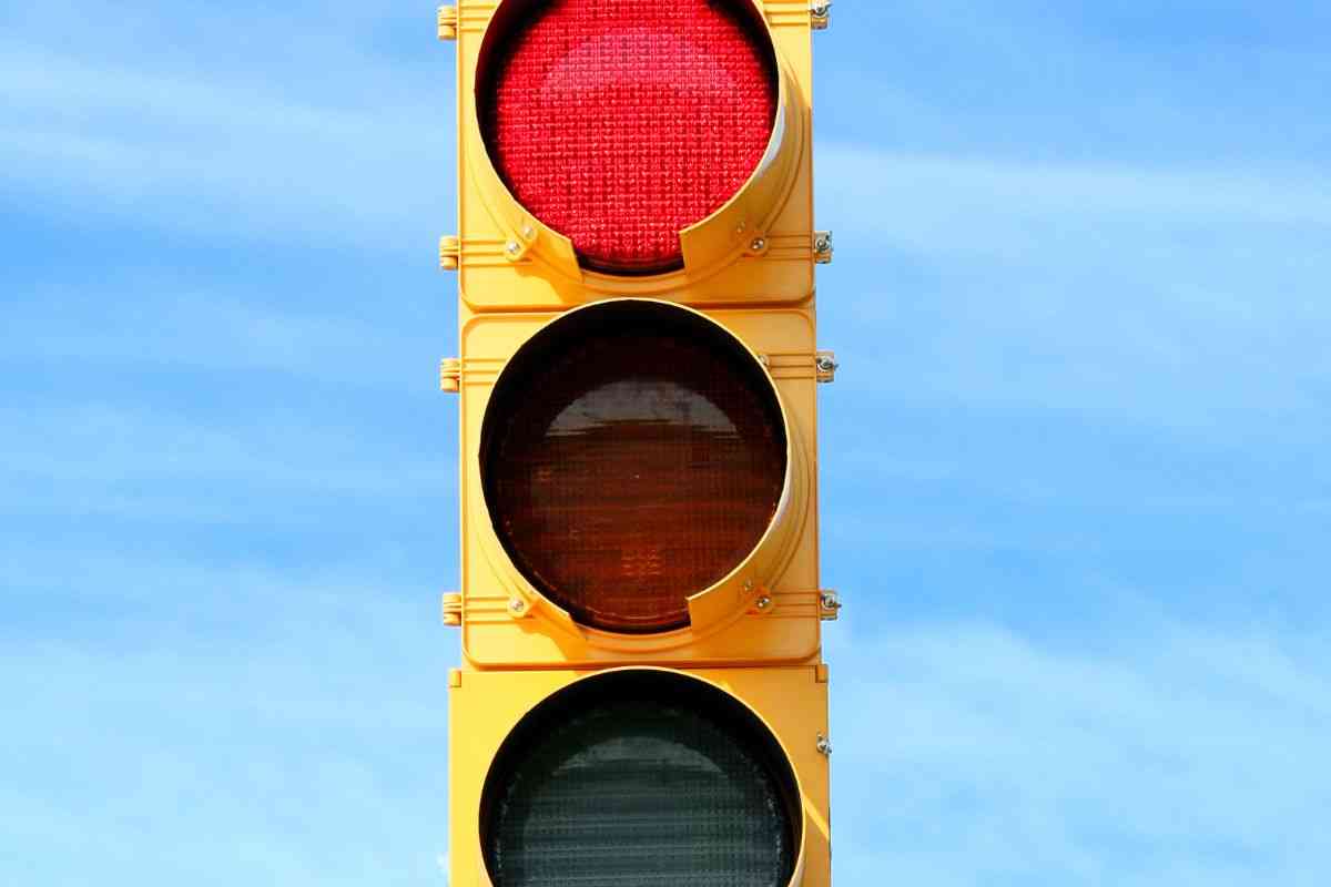 semaforo rosso: ora puoi passare senza avere la multa