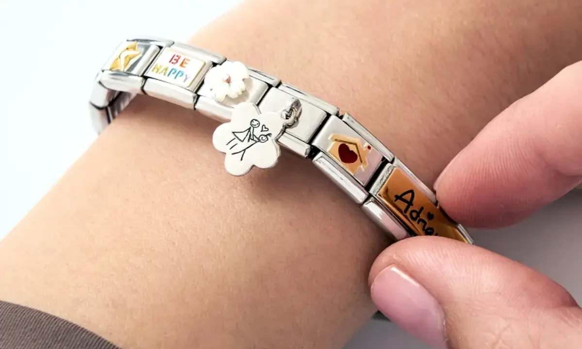 Primo piano di un bracciale personalizzato su polso di donna